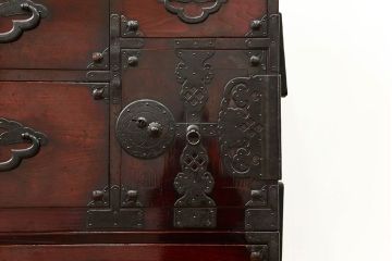 アンティーク家具　古民具・骨董 前面欅材の漆のキレイな味わい深い　米沢箪笥(時代箪笥)