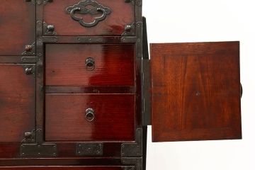 アンティーク家具　古民具・骨董 前面欅材の漆のキレイな味わい深い　米沢箪笥(時代箪笥)