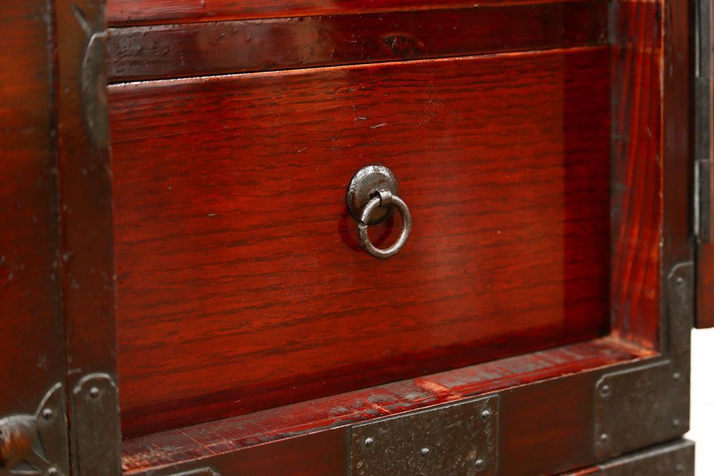 アンティーク家具　古民具・骨董 前面欅材の漆のキレイな味わい深い　米沢箪笥(時代箪笥)