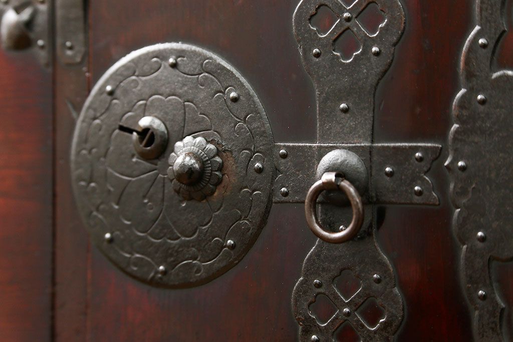 アンティーク家具　古民具・骨董 前面欅材の漆のキレイな味わい深い　米沢箪笥(時代箪笥)