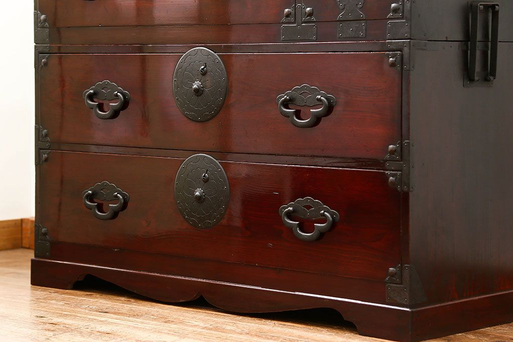 アンティーク家具　古民具・骨董 前面欅材の漆のキレイな味わい深い　米沢箪笥(時代箪笥)