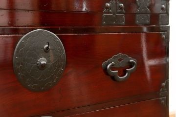 アンティーク家具　古民具・骨董 前面欅材の漆のキレイな味わい深い　米沢箪笥(時代箪笥)