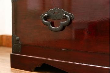 アンティーク家具　古民具・骨董 前面欅材の漆のキレイな味わい深い　米沢箪笥(時代箪笥)