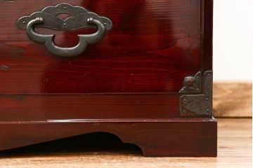 アンティーク家具　古民具・骨董 前面欅材の漆のキレイな味わい深い　米沢箪笥(時代箪笥)