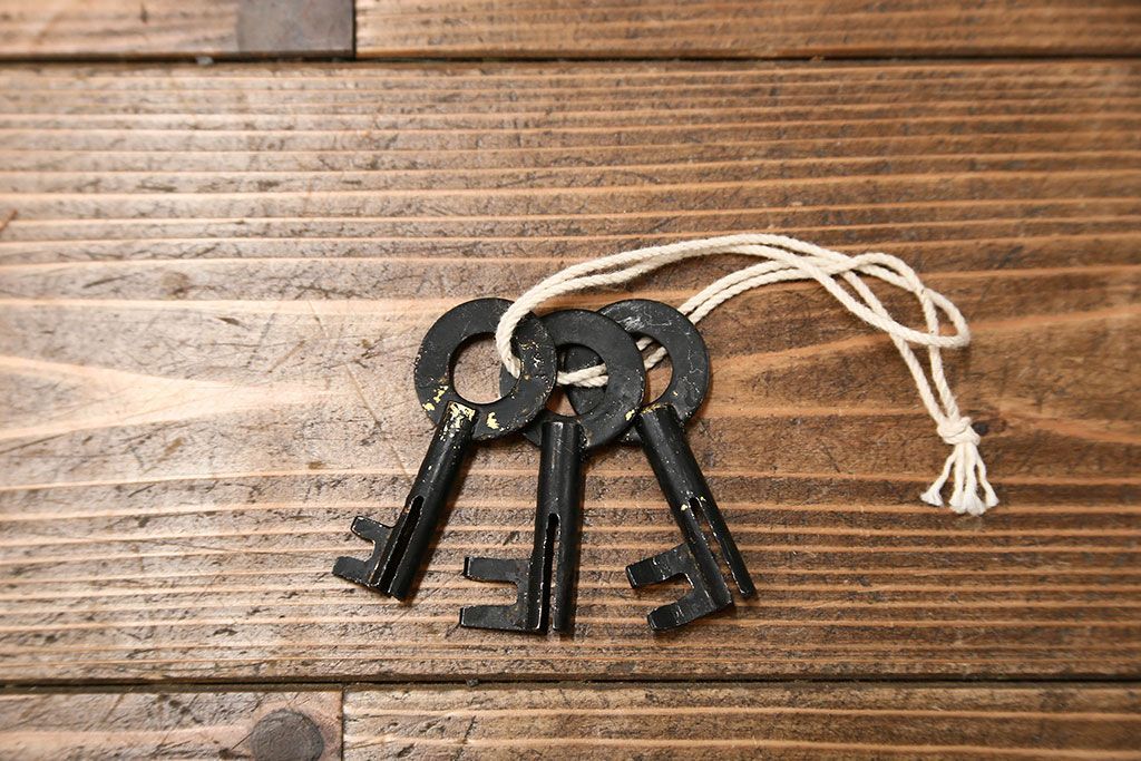 アンティーク家具　古民具・骨董 前面欅材の漆のキレイな味わい深い　米沢箪笥(時代箪笥)