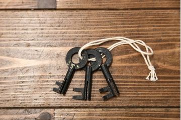 アンティーク家具　古民具・骨董 前面欅材の漆のキレイな味わい深い　米沢箪笥(時代箪笥)