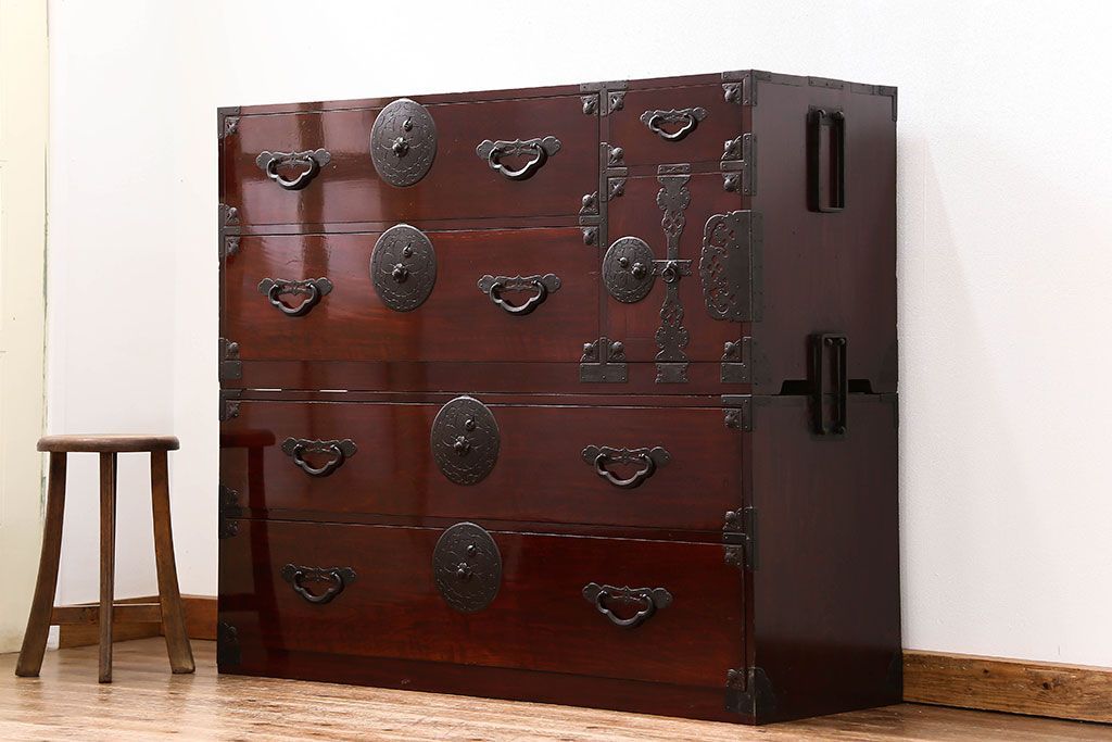 アンティーク家具　古民具・骨董 極上品、状態抜群の美しい前面欅材　米沢箪笥　(時代箪笥)