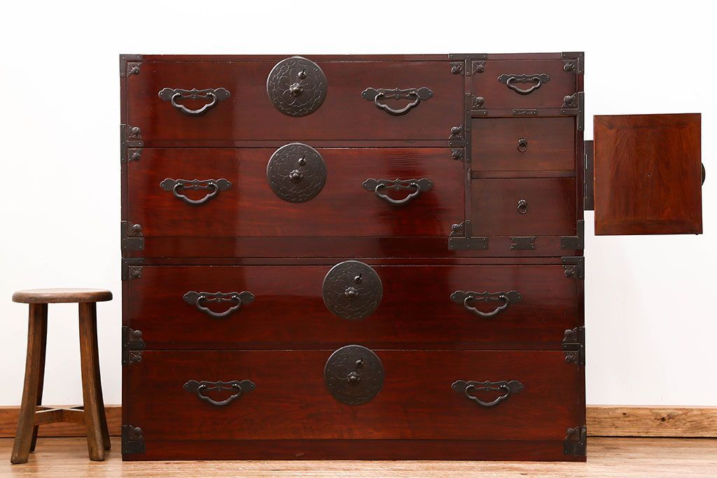 アンティーク家具　古民具・骨董 極上品、状態抜群の美しい前面欅材　米沢箪笥　(時代箪笥)