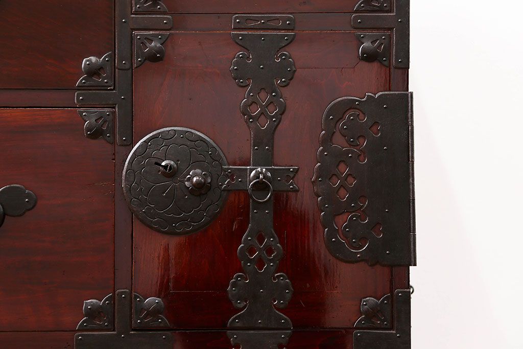 アンティーク家具　古民具・骨董 極上品、状態抜群の美しい前面欅材　米沢箪笥　(時代箪笥)