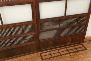 和製アンティーク ダイヤガラス入りの変り型格子戸2枚(裏障子付き)