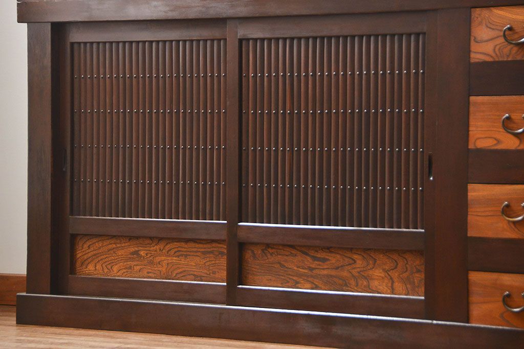 アンティーク家具　古民具・骨董 状態の良い美しい昇り引き出し付き六尺水屋箪笥(近江水屋箪笥、食器棚)