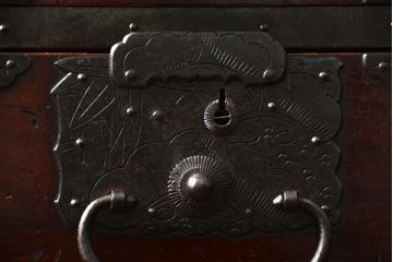 和製アンティーク　古民具・骨董　希少!鳳凰の特大金具　前面桐材　佐渡小木箪笥(佐渡箪笥、芸者箪笥、桐箪笥、桐たんす、収納箪笥、和タンス、時代箪笥)(R-013769)