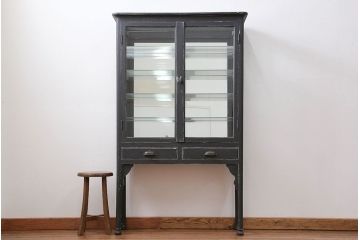 アンティーク家具　アンティークペイント 背板が鏡のケビントガラスケース(ショーケース、飾り棚)