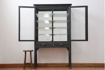 アンティーク家具　アンティークペイント 背板が鏡のケビントガラスケース(ショーケース、飾り棚)