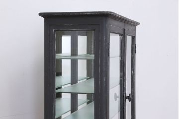 アンティーク家具　アンティークペイント 背板が鏡のケビントガラスケース(ショーケース、飾り棚)