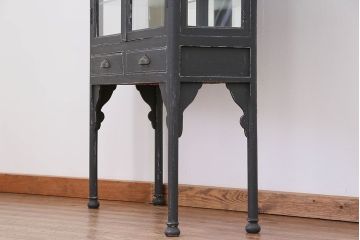 アンティーク家具　アンティークペイント 背板が鏡のケビントガラスケース(ショーケース、飾り棚)