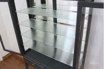 アンティーク家具　アンティークペイント 背板が鏡のケビントガラスケース(ショーケース、飾り棚)