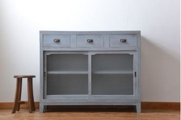 アンティーク家具　アンティークペイント　かわいいデザインの脚付き収納棚(戸棚、食器棚)
