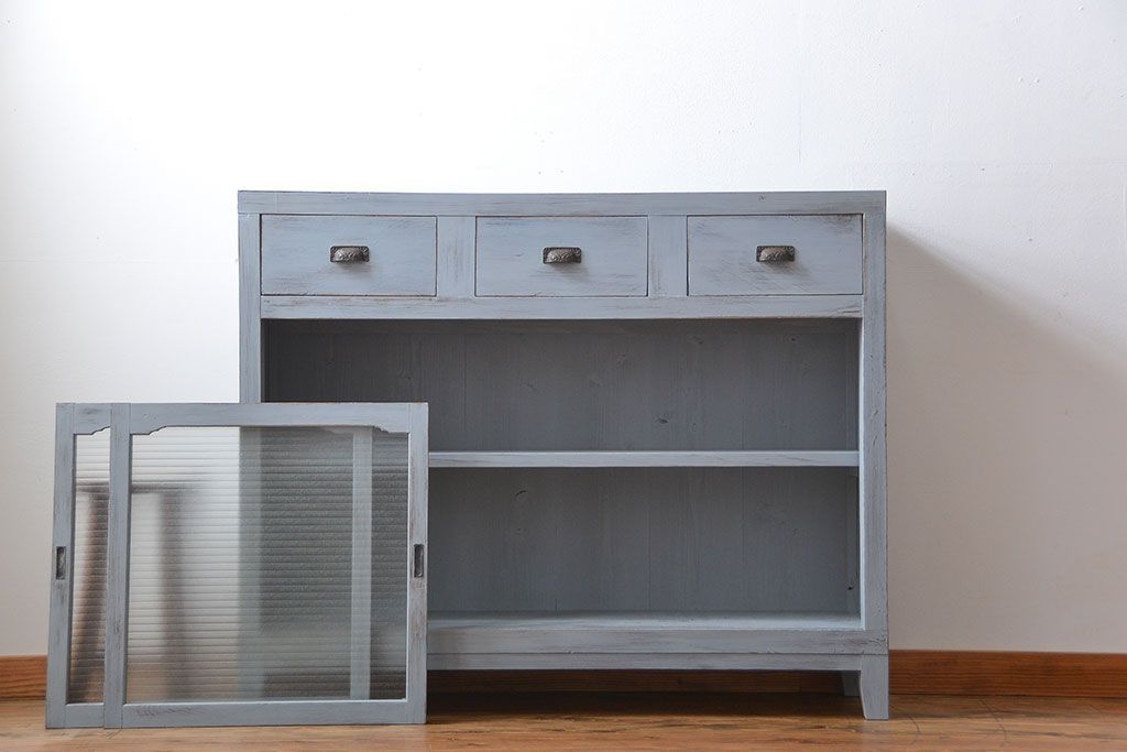 アンティーク家具　アンティークペイント　かわいいデザインの脚付き収納棚(戸棚、食器棚)