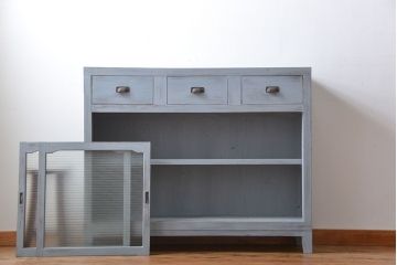 アンティーク家具　アンティークペイント　かわいいデザインの脚付き収納棚(戸棚、食器棚)