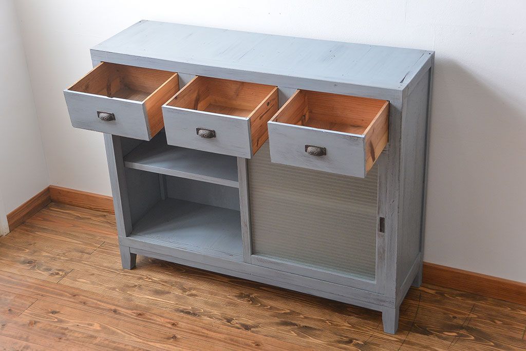 アンティーク家具　アンティークペイント　かわいいデザインの脚付き収納棚(戸棚、食器棚)