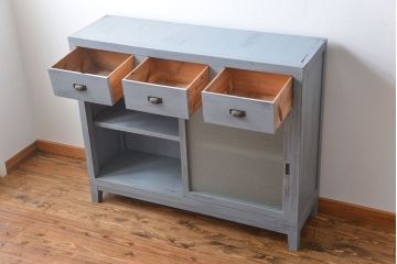 アンティーク家具　アンティークペイント　かわいいデザインの脚付き収納棚(戸棚、食器棚)