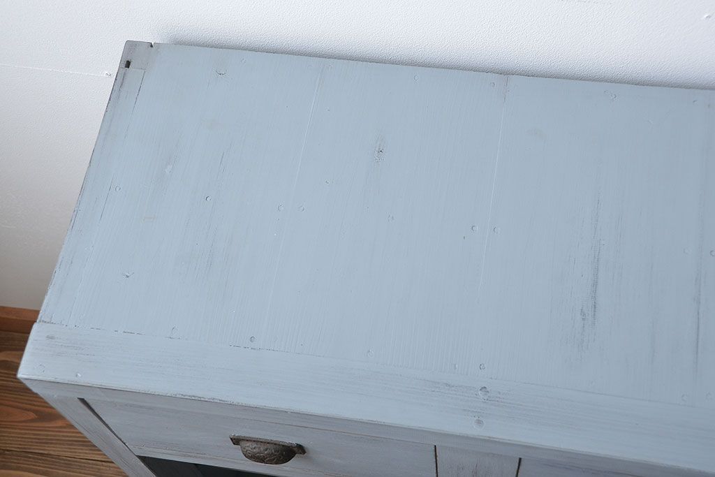 アンティーク家具　アンティークペイント　かわいいデザインの脚付き収納棚(戸棚、食器棚)