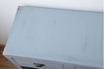 アンティーク家具　アンティークペイント　かわいいデザインの脚付き収納棚(戸棚、食器棚)