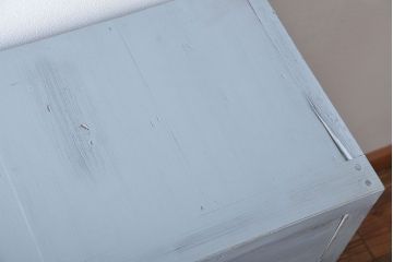 アンティーク家具　アンティークペイント　かわいいデザインの脚付き収納棚(戸棚、食器棚)