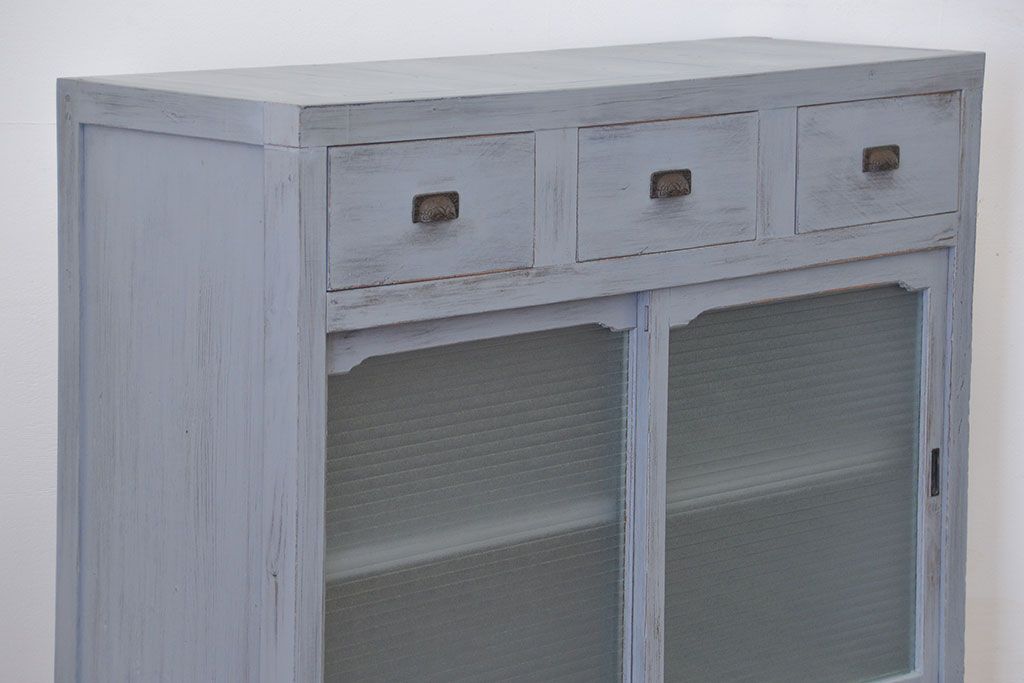 アンティーク家具　アンティークペイント　かわいいデザインの脚付き収納棚(戸棚、食器棚)