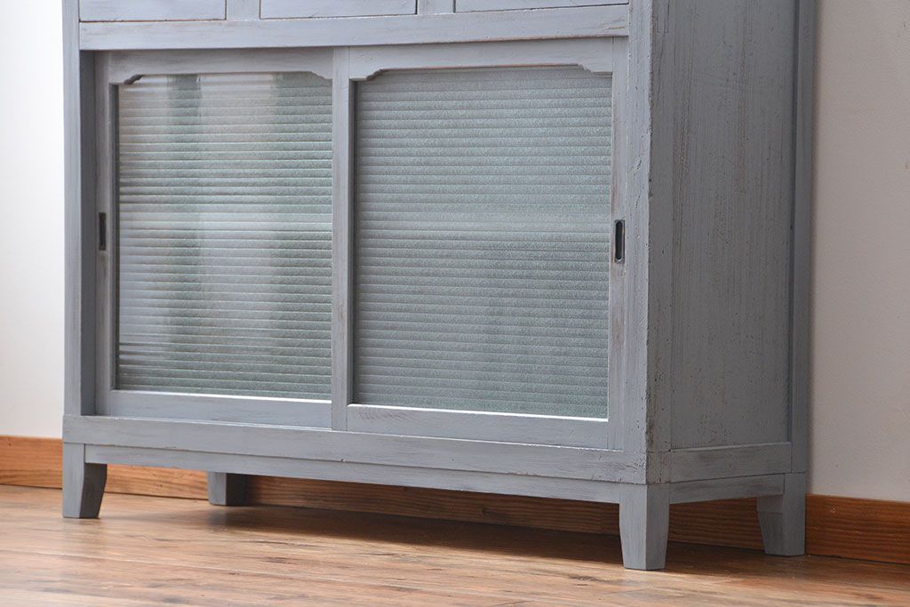 アンティーク家具　アンティークペイント　かわいいデザインの脚付き収納棚(戸棚、食器棚)