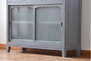 アンティーク家具　アンティークペイント　かわいいデザインの脚付き収納棚(戸棚、食器棚)