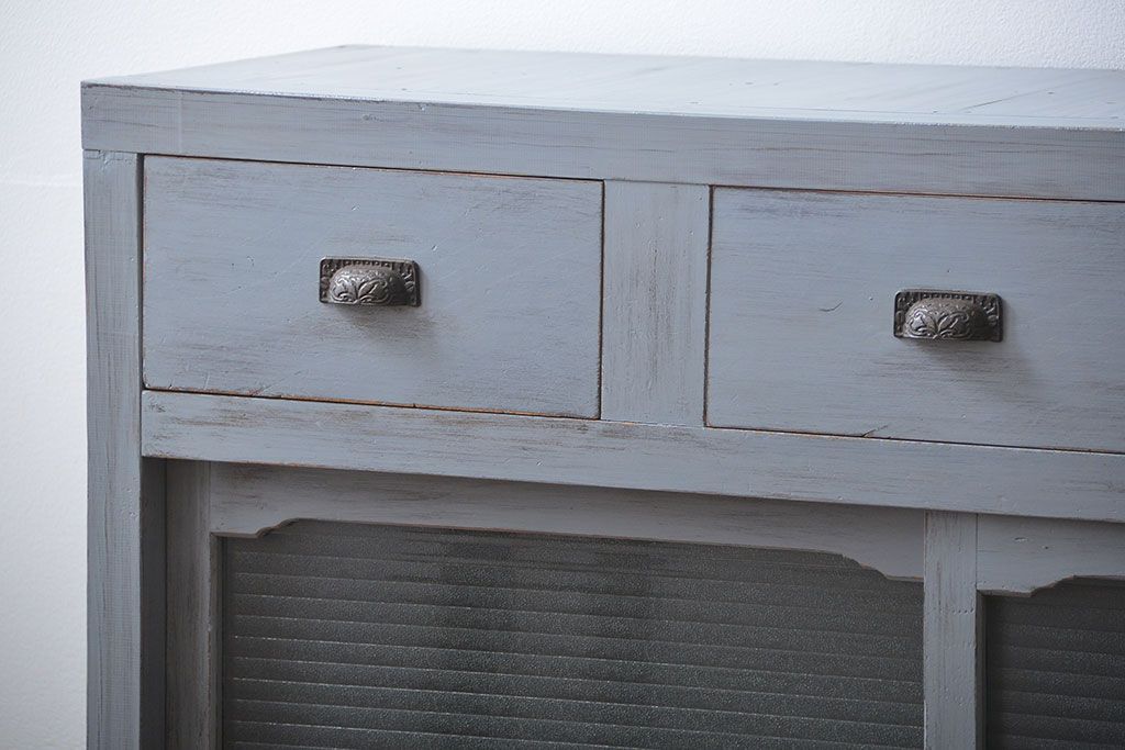 アンティーク家具　アンティークペイント　かわいいデザインの脚付き収納棚(戸棚、食器棚)