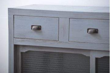 アンティーク家具　アンティークペイント　かわいいデザインの脚付き収納棚(戸棚、食器棚)