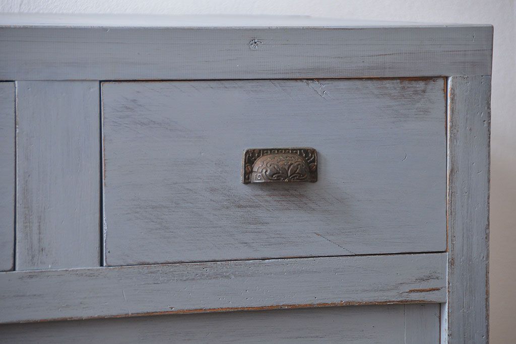 アンティーク家具　アンティークペイント　かわいいデザインの脚付き収納棚(戸棚、食器棚)