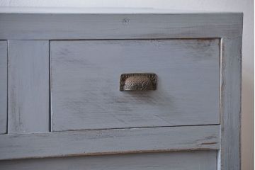 アンティーク家具　アンティークペイント　かわいいデザインの脚付き収納棚(戸棚、食器棚)