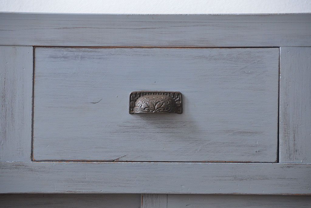 アンティーク家具　アンティークペイント　かわいいデザインの脚付き収納棚(戸棚、食器棚)