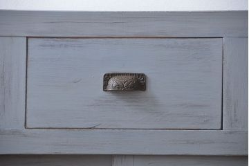 アンティーク家具　アンティークペイント　かわいいデザインの脚付き収納棚(戸棚、食器棚)