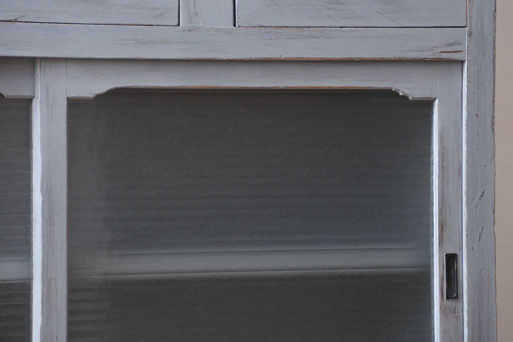 アンティーク家具　アンティークペイント　かわいいデザインの脚付き収納棚(戸棚、食器棚)