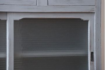 アンティーク家具　アンティークペイント　かわいいデザインの脚付き収納棚(戸棚、食器棚)