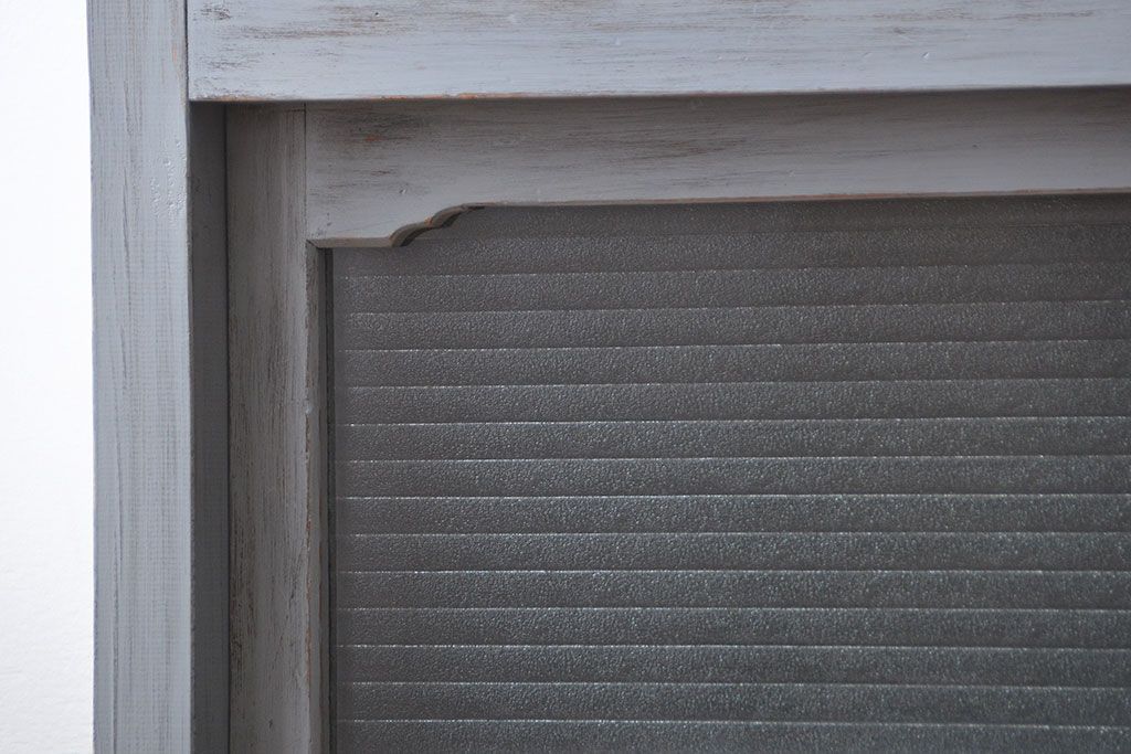 アンティーク家具　アンティークペイント　かわいいデザインの脚付き収納棚(戸棚、食器棚)