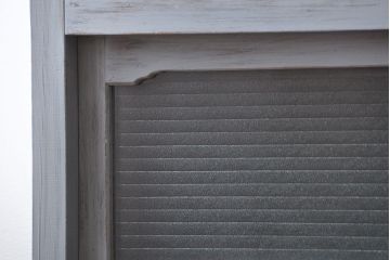 アンティーク家具　アンティークペイント　かわいいデザインの脚付き収納棚(戸棚、食器棚)