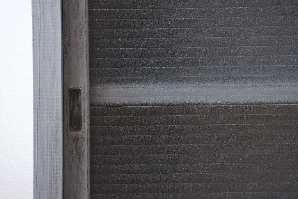 アンティーク家具　アンティークペイント　かわいいデザインの脚付き収納棚(戸棚、食器棚)