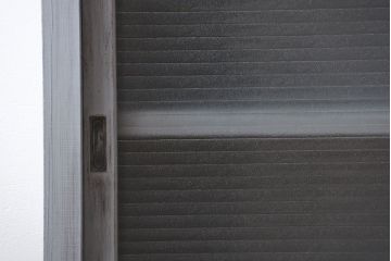 アンティーク家具　アンティークペイント　かわいいデザインの脚付き収納棚(戸棚、食器棚)