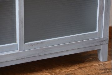 アンティーク家具　アンティークペイント　かわいいデザインの脚付き収納棚(戸棚、食器棚)