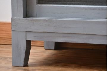 アンティーク家具　アンティークペイント　かわいいデザインの脚付き収納棚(戸棚、食器棚)