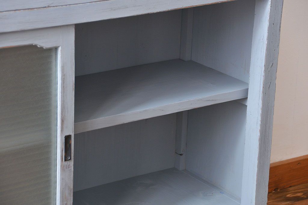 アンティーク家具　アンティークペイント　かわいいデザインの脚付き収納棚(戸棚、食器棚)