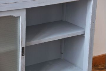 アンティーク家具　アンティークペイント　かわいいデザインの脚付き収納棚(戸棚、食器棚)