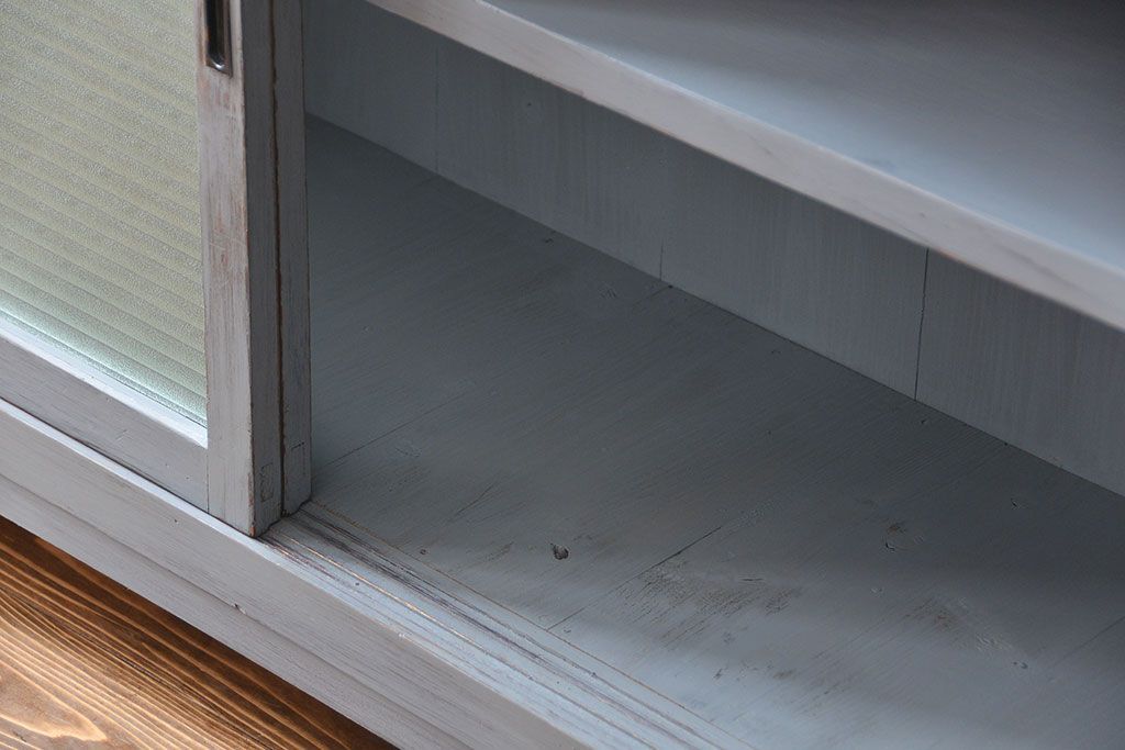 アンティーク家具　アンティークペイント　かわいいデザインの脚付き収納棚(戸棚、食器棚)