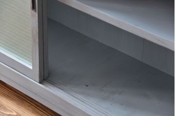 アンティーク家具　アンティークペイント　かわいいデザインの脚付き収納棚(戸棚、食器棚)